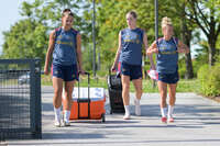 05.08.2026, München, Deutschland. Google Pixel Frauen-Bundesliga: Die FC Bayern Frauen absolvieren auf dem FC Bayern Campus eine Trainingseinheit zur Vorbereitung auf das Testspiel gegen Paris FC. Lena Oberdorf (FC Bayern Frauen), Alara Sehitler (FC Bayern Frauen), Linda Dallmann (FC Bayern Frauen)