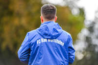 11.10.2026, Bad Wörishofen, Bayern, Deutschland. U19 (A-Jun.) Kreisklasse Allgäu – Nord: FC Bad Wörishofen U19 gegen JFG Wertachtal U19. Spielort: Stadion Unteres Hart. Saison 2026/2027. Jacke von Bahtiar Koktas (Trainer, FC Bad Wörishofen) mit Aufschrift: FC Bad Wörishofen