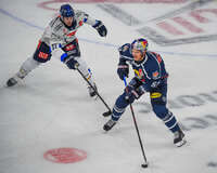 09.10.2026, München, Deutschland. PENNY DEL, Deutsche Eishockey Liga, Saison 2026/27, 7. Spieltag: EHC Red Bull München gegen ERC Ingolstadt im SAP Garden in München. Patrick Hager (EHC Red Bull München) am Puck, mit dem Puck, in Puckbesitz