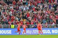 Allianz Arena, München, Deutschland – 25.04.2026: Fußball, UEFA Women’s Champions League 2025/2026, Halbfinale Hinspiel, FC Bayern München Frauen vs. FC Barcelona Frauen: Bayern Fans jubeln mit Pernille Harder (FC Bayern München, Sturm), Linda Dallmann (FC Bayern München, Mittelfeld), Giulia Gwinn (FC Bayern München, Abwehr) nach dem Ausgleich 1:1