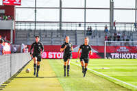 31.08.2026, München, Deutschland. Google Pixel Frauen-Bundesliga: FC Bayern München Frauen gegen 1. FSV Mainz 05 Frauen am FC Bayern Campus. Erstes Heimspiel des FC Bayern München in der Saison 2026/27. Das Schiedsrichter-Team wärmt sich vor dem Spiel auf.