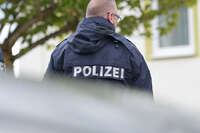 Bad Wörishofen, Deutschland – 12.05.2026: Zahlreiche Einsatzkräfte der Polizei und das SEK sind bei einem Großeinsatz an der Hauptstraße in Bad Wörishofen im Einsatz. Das Gebiet wurde großräumig abgesperrt.