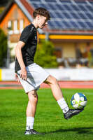 03.10.2026, Mindelheim, Deutschland. Kreisliga Allgäu Nord: TSV Mindelheim gegen (SG) Sontheim/Westerheim. Spielort: Julius-Strohmayer Stadion. Milan Etmans (TSV Mindelheim) am Ball, mit dem Ball, in einer Spielszene