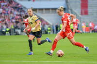 Allianz Arena, München, Deutschland – 25.04.2026: Fußball, UEFA Women’s Champions League 2025/2026, Halbfinale Hinspiel, FC Bayern München Frauen vs. FC Barcelona Frauen: Franziska Kett (FC Bayern München, Abwehr) am Ball.