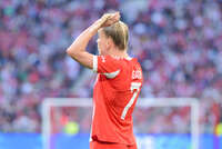 Allianz Arena, München, Deutschland – 25.04.2026: Fußball, UEFA Women’s Champions League 2025/2026, Halbfinale Hinspiel, FC Bayern München Frauen vs. FC Barcelona Frauen: Giulia Gwinn (FC Bayern München, Abwehr) spielt mit Ihren Haaren.