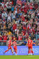 Allianz Arena, München, Deutschland – 25.04.2026: Fußball, UEFA Women’s Champions League 2025/2026, Halbfinale Hinspiel, FC Bayern München Frauen vs. FC Barcelona Frauen: Bayern Fans jubeln mit Pernille Harder (FC Bayern München, Sturm), Linda Dallmann (FC Bayern München, Mittelfeld), Giulia Gwinn (FC Bayern München, Abwehr) nach dem Ausgleich 1:1