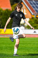 03.10.2026, Mindelheim, Deutschland. Kreisliga Allgäu Nord: TSV Mindelheim gegen (SG) Sontheim/Westerheim. Spielort: Julius-Strohmayer Stadion. Milan Etmans (TSV Mindelheim) am Ball, mit dem Ball, in einer Spielszene