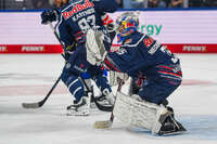 09.10.2026, München, Deutschland. PENNY DEL, Deutsche Eishockey Liga, Saison 2026/27, 7. Spieltag: EHC Red Bull München gegen ERC Ingolstadt im SAP Garden in München. Mathias Niederberger (EHC Red Bull München) nachdenklich, ernst, fokussiert