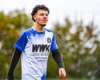 11.10.2026, Bad Wörishofen, Bayern, Deutschland. U19 (A-Jun.) Kreisklasse Allgäu – Nord: FC Bad Wörishofen U19 gegen JFG Wertachtal U19. Spielort: Stadion Unteres Hart. Saison 2026/2027. Florim Veselaj (FC Bad Wörishofen) fröhlich, gut gelaunt, lachend