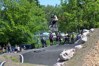 Mindelheim, Deutschland – 23.05.2026: Eröffnung der neuen BikeArea auf der Schwabenwiese in Mindelheim. Die von Schanzenwerk gestaltete und gebaute Anlage umfasst Pumptrack-, Flowline- und Jumpline-Elemente für Kinder, Jugendliche und Erwachsene.