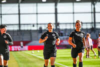 31.08.2026, München, Deutschland. Google Pixel Frauen-Bundesliga: FC Bayern München Frauen gegen 1. FSV Mainz 05 Frauen am FC Bayern Campus. Erstes Heimspiel des FC Bayern München in der Saison 2026/27. Das Schiedsrichter-Team wärmt sich vor dem Spiel auf.