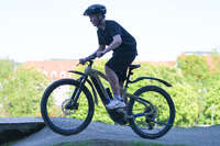 Mindelheim, Deutschland – 23.05.2026: Eröffnung der neuen BikeArea auf der Schwabenwiese in Mindelheim. Die von Schanzenwerk gestaltete und gebaute Anlage umfasst Pumptrack-, Flowline- und Jumpline-Elemente für Kinder, Jugendliche und Erwachsene.