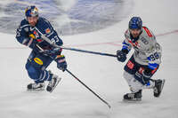09.10.2026, München, Deutschland. PENNY DEL, Deutsche Eishockey Liga, Saison 2026/27, 7. Spieltag: EHC Red Bull München gegen ERC Ingolstadt im SAP Garden in München. Maximilian Kastner (EHC Red Bull München) nachdenklich, ernst, fokussiert mit Peter Abbandonato (ERC Ingolstadt)