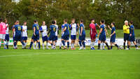 11.10.2026, Bad Wörishofen, Bayern, Deutschland. A-Klasse Allgäu 2: FC Bad Wörishofen II gegen TSV 1913 Ettringen. Spielort: Stadion Unteres Hart. 12. Spieltag der A-Klasse Allgäu 2, Saison 2026/2027. Die Spieler beider Mannschaften klatschen sich vor Spielbeginn zur Begrüßung ab.