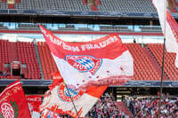 Allianz Arena, München, Deutschland – 25.04.2026: Fußball, UEFA Women’s Champions League 2025/2026, Halbfinale Hinspiel, FC Bayern München Frauen vs. FC Barcelona Frauen: Bayernfahne geht durch die Luft.