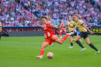 Allianz Arena, München, Deutschland – 25.04.2026: Fußball, UEFA Women’s Champions League 2025/2026, Halbfinale Hinspiel, FC Bayern München Frauen vs. FC Barcelona Frauen: Momoko Tanikawa (FC Bayern München, Mittelfeld) in perfekter Schussaktion.