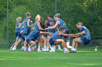 05.08.2026, München, Deutschland. Google Pixel Frauen-Bundesliga: Die FC Bayern Frauen absolvieren auf dem FC Bayern Campus eine Trainingseinheit zur Vorbereitung auf das Testspiel gegen Paris FC. Arianna Caruso (FC Bayern Frauen), Klara Bühl (FC Bayern Frauen)