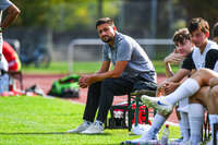 03.10.2026, Mindelheim, Deutschland. Kreisliga Allgäu Nord: TSV Mindelheim gegen (SG) Sontheim/Westerheim. Spielort: Julius-Strohmayer Stadion. Manuel Weinmann (Co-Trainer, TSV Mindelheim) nachdenklich, ernst, fokussiert