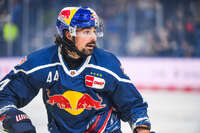 09.10.2026, München, Deutschland. PENNY DEL, Deutsche Eishockey Liga, Saison 2026/27, 7. Spieltag: EHC Red Bull München gegen ERC Ingolstadt im SAP Garden in München. Trevor Carrick (EHC Red Bull München) nachdenklich, ernst, fokussiert