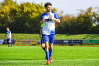 04.10.2026, Bad Wörishofen, Deutschland. U19 (A-Jun.) Kreisklasse Allgäu - Nord: FC Bad Wörishofen U19 gegen SG Unterrieden U19. Spielort: Stadion Am Unteren Hart. Florim Veselaj (FC Bad Wörishofen) nachdenklich, ernst, fokussiert