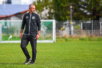 03.10.2026, Mindelheim, Deutschland. Kreisliga Allgäu Nord: TSV Mindelheim gegen (SG) Sontheim/Westerheim. Spielort: Julius-Strohmayer Stadion. Marian Argintaru (Trainer, TSV Mindelheim) nachdenklich, ernst, fokussiert