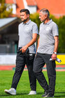 03.10.2026, Mindelheim, Deutschland. Kreisliga Allgäu Nord: TSV Mindelheim gegen (SG) Sontheim/Westerheim. Spielort: Julius-Strohmayer Stadion. Manuel Weinmann (Co-Trainer, TSV Mindelheim) mit Thomas Barbe (TSV Mindelheim) nachdenklich, ernst, fokussiert