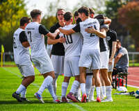 03.10.2026, Mindelheim, Deutschland. Kreisliga Allgäu Nord: TSV Mindelheim gegen (SG) Sontheim/Westerheim. Spielort: Julius-Strohmayer Stadion. Sulayman Drammeh (TSV Mindelheim) beim Jubel, jubelnd, feiernd mit Benedikt Fischer (TSV Mindelheim) und Anel Junuzovic (TSV Mindelheim) sowie Darius Argintaru (TSV Mindelheim)