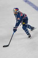 09.10.2026, München, Deutschland. PENNY DEL, Deutsche Eishockey Liga, Saison 2026/27, 7. Spieltag: EHC Red Bull München gegen ERC Ingolstadt im SAP Garden in München. Moritz Warnecke (EHC Red Bull München) am Puck, mit dem Puck, in Puckbesitz