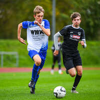 11.10.2026, Bad Wörishofen, Bayern, Deutschland. U19 (A-Jun.) Kreisklasse Allgäu – Nord: FC Bad Wörishofen U19 gegen JFG Wertachtal U19. Spielort: Stadion Unteres Hart. Saison 2026/2027. Niklas Lichtenberg (FC Bad Wörishofen) am Ball, mit dem Ball, in einer Spielszene