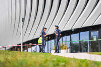 09.10.2026, München, Deutschland. PENNY DEL, Deutsche Eishockey Liga, Saison 2026/27, 7. Spieltag: EHC Red Bull München gegen ERC Ingolstadt im SAP Garden in München. Zwei Polizeibeamte stehen vor dem SAP Garden im Münchner Olympiapark.