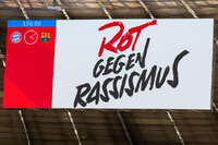 Allianz Arena, München, Deutschland – 25.04.2026: Fußball, UEFA Women’s Champions League 2025/2026, Halbfinale Hinspiel, FC Bayern München Frauen vs. FC Barcelona Frauen: Rot gegen Rassismus wird auf dem Stadion Bildschrim angezeigt.