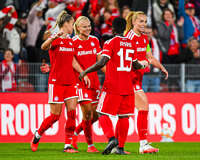 22.09.2026, Unterhaching, Deutschland. UEFA Women's Champions League, 1. Spieltag der Ligaphase: FC Bayern München Frauen gegen Manchester City. UWCL-Auftakt der FC Bayern Frauen und erstes UWCL-Pflichtspiel im neuen Zuhause Sportpark Unterhaching. FC Bayern jubelt. Giulia Gwinn (FC Bayern Frauen) mit Pernille Harder (FC Bayern Frauen) mit Bernadette Amani (FC Bayern Frauen) und Glódís Perla Viggósdóttir (FC Bayern Frauen)