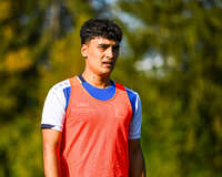 04.10.2026, Bad Wörishofen, Deutschland. U19 (A-Jun.) Kreisklasse Allgäu - Nord: FC Bad Wörishofen U19 gegen SG Unterrieden U19. Spielort: Stadion Am Unteren Hart. Abdul (FC Bad Wörishofen) nachdenklich, ernst, fokussiert