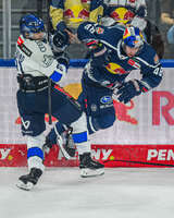 09.10.2026, München, Deutschland. PENNY DEL, Deutsche Eishockey Liga, Saison 2026/27, 7. Spieltag: EHC Red Bull München gegen ERC Ingolstadt im SAP Garden in München. Lucas Thaler (EHC Red Bull München) fällt gleich hin