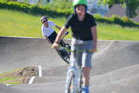 Mindelheim, Deutschland – 23.05.2026: Eröffnung der neuen BikeArea auf der Schwabenwiese in Mindelheim. Die von Schanzenwerk gestaltete und gebaute Anlage umfasst Pumptrack-, Flowline- und Jumpline-Elemente für Kinder, Jugendliche und Erwachsene.
