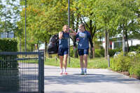 05.08.2026, München, Deutschland. Google Pixel Frauen-Bundesliga: Die FC Bayern Frauen absolvieren auf dem FC Bayern Campus eine Trainingseinheit zur Vorbereitung auf das Testspiel gegen Paris FC. Sophie Proost (FC Bayern Frauen), Regina van Eijk (FC Bayern Frauen)