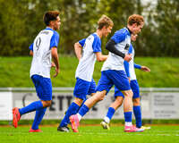 11.10.2026, Bad Wörishofen, Bayern, Deutschland. U19 (A-Jun.) Kreisklasse Allgäu – Nord: FC Bad Wörishofen U19 gegen JFG Wertachtal U19. Spielort: Stadion Unteres Hart. Saison 2026/2027. Julian Bleyer (FC Bad Wörishofen) beim Jubel, jubelnd, feiernd mit Niklas Lichtenberg (FC Bad Wörishofen) und Paul Koch (FC Bad Wörishofen)