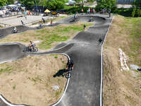 Mindelheim, Deutschland – 23.05.2026: Eröffnung der neuen BikeArea auf der Schwabenwiese in Mindelheim. Die von Schanzenwerk gestaltete und gebaute Anlage umfasst Pumptrack-, Flowline- und Jumpline-Elemente für Kinder, Jugendliche und Erwachsene.