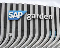 09.10.2026, München, Deutschland. PENNY DEL, Deutsche Eishockey Liga, Saison 2026/27, 7. Spieltag: EHC Red Bull München gegen ERC Ingolstadt im SAP Garden in München. Nahaufnahme des SAP Garden-Logos an der Außenfassade der Arena im Münchner Olympiapark.