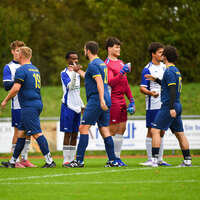 11.10.2026, Bad Wörishofen, Bayern, Deutschland. A-Klasse Allgäu 2: FC Bad Wörishofen II gegen TSV 1913 Ettringen. Spielort: Stadion Unteres Hart. 12. Spieltag der A-Klasse Allgäu 2, Saison 2026/2027. Die Spieler beider Mannschaften klatschen sich vor Spielbeginn zur Begrüßung ab.