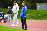 11.10.2026, Bad Wörishofen, Bayern, Deutschland. U19 (A-Jun.) Kreisklasse Allgäu – Nord: FC Bad Wörishofen U19 gegen JFG Wertachtal U19. Spielort: Stadion Unteres Hart. Saison 2026/2027. Bahtiar Koktas (Trainer, FC Bad Wörishofen) nachdenklich, ernst, fokussiert