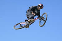 Mindelheim, Deutschland – 23.05.2026: Eröffnung der neuen BikeArea auf der Schwabenwiese in Mindelheim. Die von Schanzenwerk gestaltete und gebaute Anlage umfasst Pumptrack-, Flowline- und Jumpline-Elemente für Kinder, Jugendliche und Erwachsene.