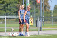 05.08.2026, München, Deutschland. Google Pixel Frauen-Bundesliga: Die FC Bayern Frauen absolvieren auf dem FC Bayern Campus eine Trainingseinheit zur Vorbereitung auf das Testspiel gegen Paris FC. Pernille Harder (FC Bayern Frauen), Linda Dallmann (FC Bayern Frauen)
