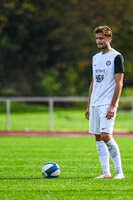 03.10.2026, Mindelheim, Deutschland. Kreisliga Allgäu Nord: TSV Mindelheim gegen (SG) Sontheim/Westerheim. Spielort: Julius-Strohmayer Stadion. Niko Hefele (TSV Mindelheim) nachdenklich, ernst, fokussiert