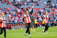 Allianz Arena, München, Deutschland – 25.04.2026: Fußball, UEFA Women’s Champions League 2025/2026, Halbfinale Hinspiel, FC Bayern München Frauen vs. FC Barcelona Frauen: Maria Luisa Grohs (FC Bayern München, Tor) grüßt die Fans.