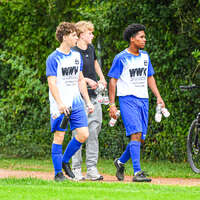 13.09.2026, Bad Wörishofen, Deutschland. U19-Freundschaftsspiel: FC Bad Wörishofen gegen SC Wörthsee. Max Hartmann (FC Bad Wörishofen), Szymon Maksymiak (FC Bad Wörishofen), Samuel Greil Correira (FC Bad Wörishofen)