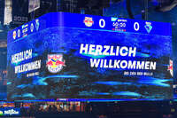 09.10.2026, München, Deutschland. PENNY DEL, Deutsche Eishockey Liga, Saison 2026/27, 7. Spieltag: EHC Red Bull München gegen ERC Ingolstadt im SAP Garden in München. Der Videowürfel über der Eisfläche im SAP Garden zeigt die Begrüßung „Herzlich willkommen bei den Red Bulls“ vor Spielbeginn.