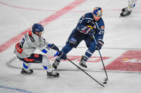 09.10.2026, München, Deutschland. PENNY DEL, Deutsche Eishockey Liga, Saison 2026/27, 7. Spieltag: EHC Red Bull München gegen ERC Ingolstadt im SAP Garden in München. Veit Oswald (EHC Red Bull München) beim Pass, beim Zuspiel, bei der Puckabgabe