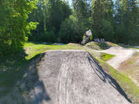 Mindelheim, Deutschland – 23.05.2026: Eröffnung der neuen BikeArea auf der Schwabenwiese in Mindelheim. Die von Schanzenwerk gestaltete und gebaute Anlage umfasst Pumptrack-, Flowline- und Jumpline-Elemente für Kinder, Jugendliche und Erwachsene.