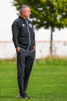 03.10.2026, Mindelheim, Deutschland. Kreisliga Allgäu Nord: TSV Mindelheim gegen (SG) Sontheim/Westerheim. Spielort: Julius-Strohmayer Stadion. Manuel Weinmann (Co-Trainer, TSV Mindelheim) nachdenklich, ernst, fokussiert